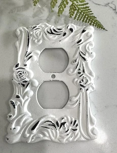 De colección Nuevo en Paquete Decoración Habitación Blanco Francés Provincial Salida Pared Cubierta Placa Enchufe Dúplex - Imagen 1 de 20