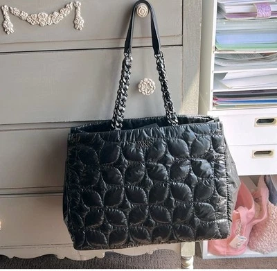 Cartera de mano Paris Hilton para mujer Carson acolchada de nailon con triple compartimento, negra Foto 1 de 4