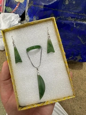 Набор ювелирных изделий из 100% натурального нефрита ожерелье с зелеными драгоценными камнями серьги и кольцо ручной работы - Изображение 1 из 4
