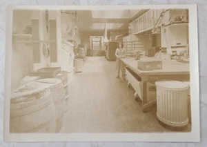 Donna sul retro della panetteria? Scala barili foto istantanea vintage 5x7 - Foto 1 di 2
