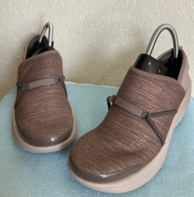 BZEES ZING SPORT WEDGE SHOOTIES TAUPE Slip-on Sneaker Shoe 8.5M EUC - Image 1 of 4