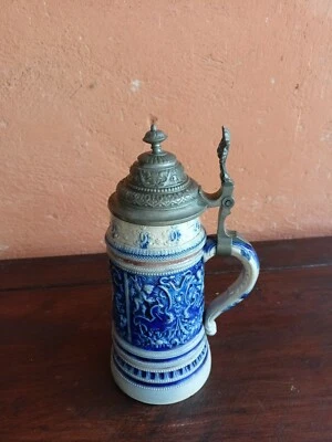 Coppia boccali birra tedeschi antichi ceramica rilievo, coperchio  di peltro  - Immagine 1 di 4