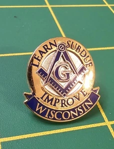 Spilla da bavero smaltata tono oro vintage Learn Subdue Improve Wisconsin (B17) - Foto 1 di 2