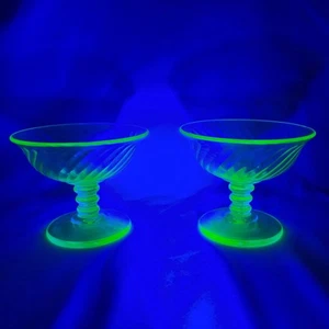 Pair of 4" Imperial Twisted Optic Champagne Sherbet Ice Cream Depression Glasses - Picture 1 of 8