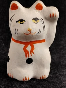Estatuilla de gato de la suerte vintage hecha a mano de papel maché arte popular Sri Lanka 4"" - Imagen 1 de 7