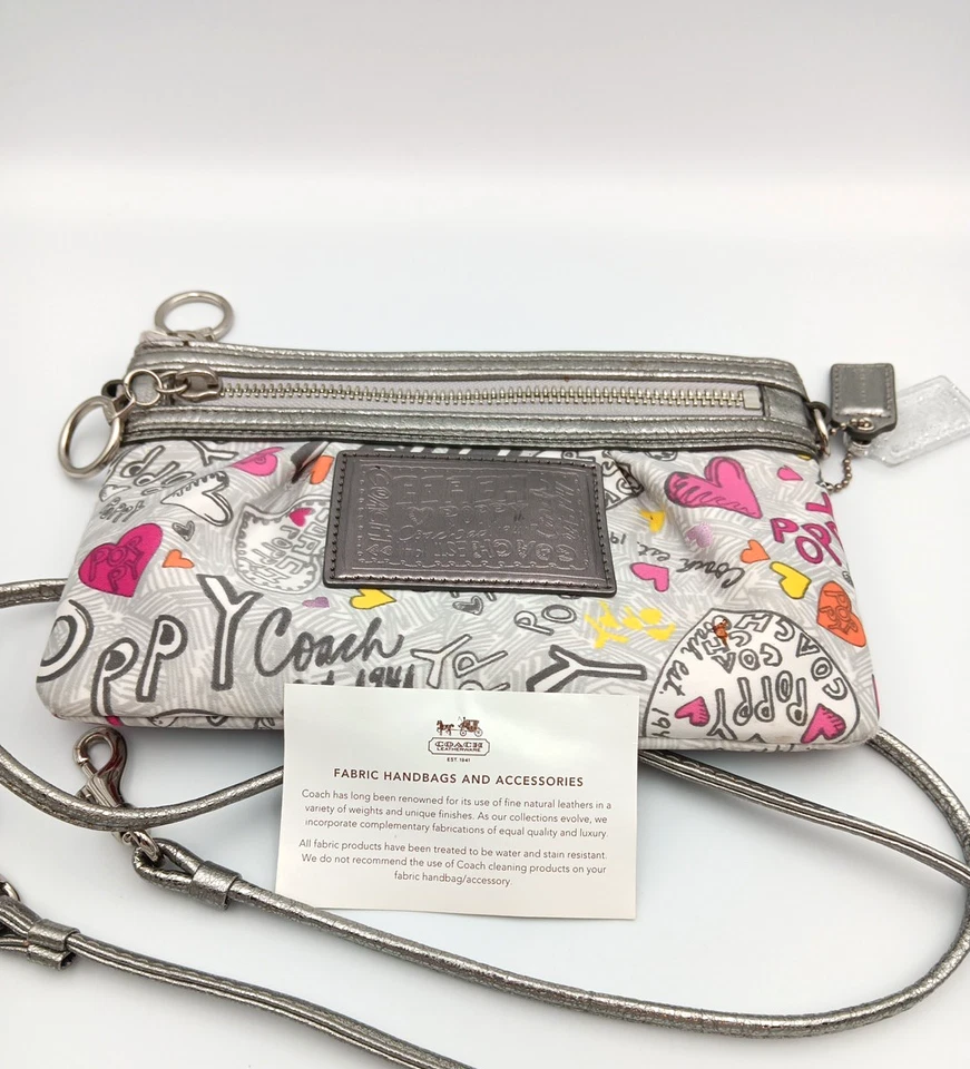Bandolera pequeña Coach Poppy Graffiti Hearts Foto 1 de 4