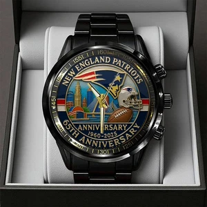 New England Patriots Schwarz Edelstahl Uhr 1960-2025 65th Anniversary - Bild 1 von 5