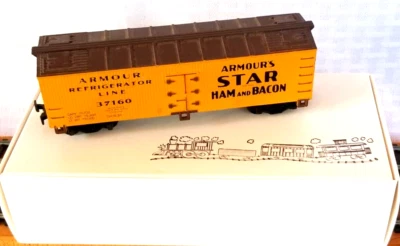 LIFE-LIKE HO Scale 40' Scribed Wood Side Reefer Car "ARMOUR" with Hook Horns - Image 1 of 4