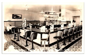 GOLD BEACH, OREGON - GREEN LANTERN CAFE INTERIOR - REAL PHOTO POSTCARD - Picture 1 of 2