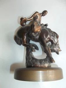BUCKING HORSE WIRD VON COWBOY GEBROCHEN OHNE HUT - BRONZE - Bild 1 von 4