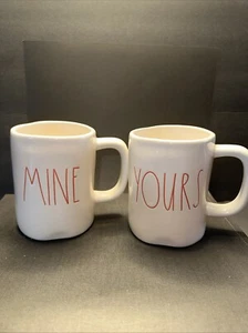 Rae Dunn YOURS MINE Kaffee Tee Becher Tasse Set Paar große rote Buchstaben von Magenta - Bild 1 von 9