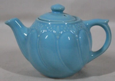 RARO! BULE VINTAGE TURQUESA LEVE EM RELEVO FLOR DE LIS PEQUENO "CHÁ PARA UM" - Imagem 1 de 4