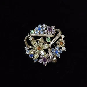 Vintage signierte Coro Brosche mehrfarbig Strass Kranz Blume Band Anstecknadel - Bild 1 von 5
