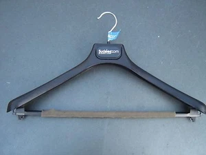 Colgador de ropa negro de plástico sólido SUDSIES MARCADAS Colgador en negro - Imagen 1 de 4
