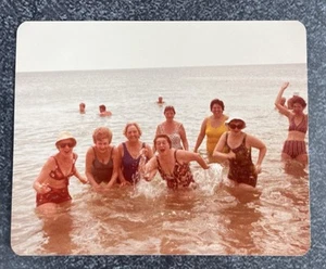 Gefunden Vintage Foto Bild Frauen in Badeanzügen stehend in braunem Schmutzwasser - Bild 1 von 3