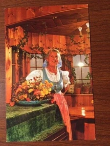MARIA VON TRAPP SIGNED POSTCARD PHOTO, THE SOUND OF MUSIC BROADWAY PLAY & MOVIE - Picture 1 of 2