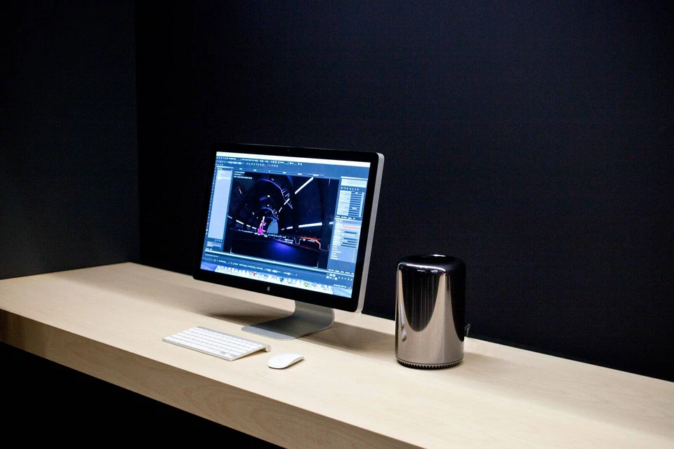 Apple Mac Pro 3.5GHz Quad Core 64GB RAM 2TB SSD AMD FirePro D300 3GB  Very Good - Image 1 of 4