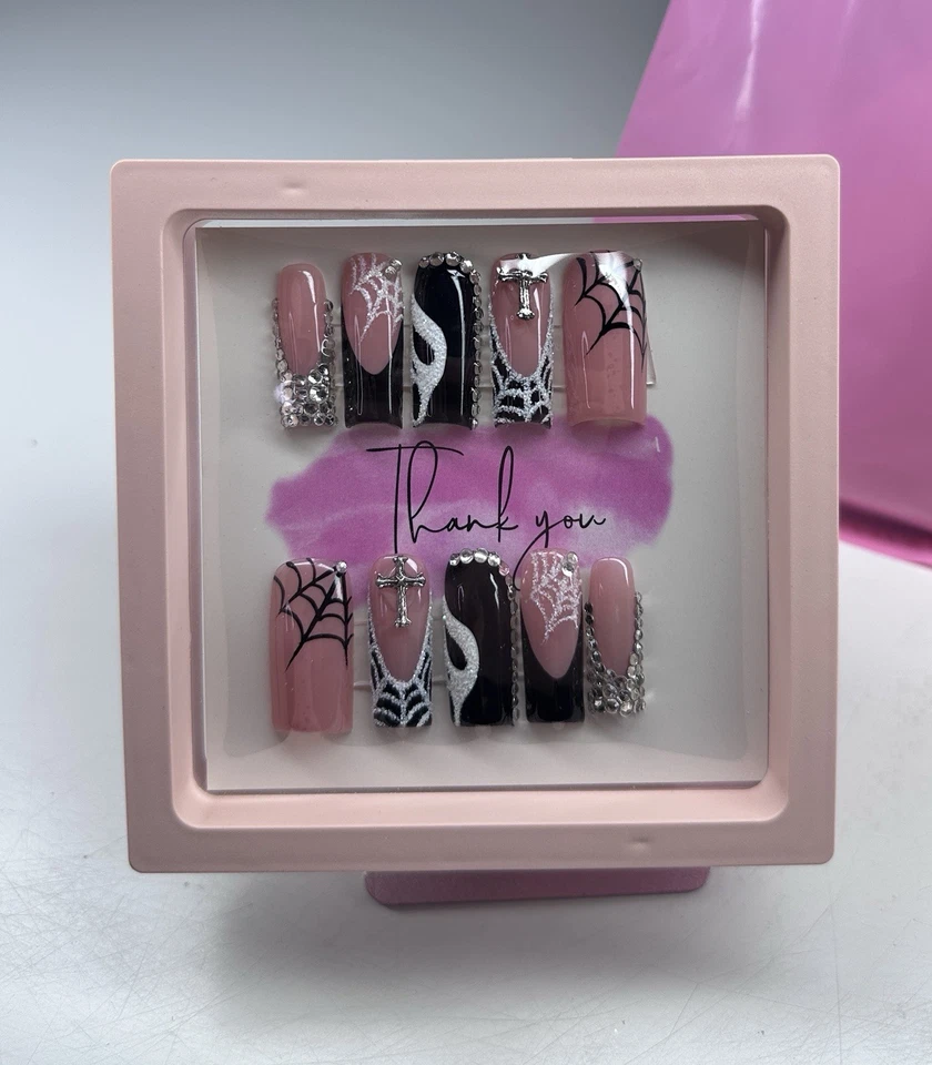 Hecho a mano medio cuadrado negro inspirado en gritos prensados en uñas con pegamento Foto 1 de 1