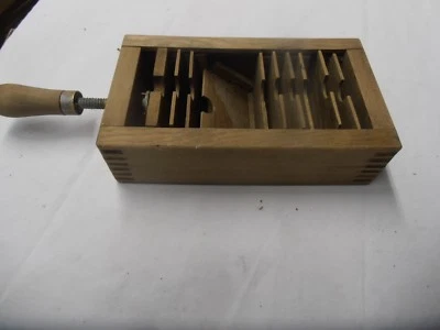 DISTRIBUTEUR DE CARTE SABOT DE CASINO EN BOIS ANCIEN  - Photo 1/4