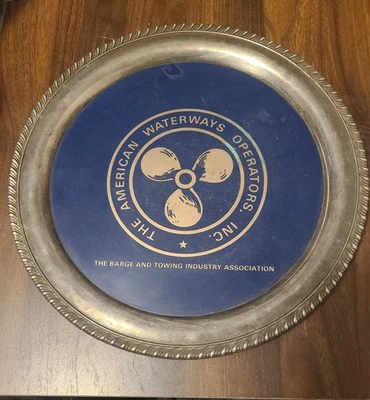 The American Waterways Operator's Inc. Silverplate Commem. Bandeja 12" de Oneida  Foto 1 de 4