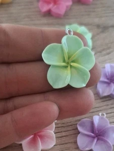Pendentif en résine/acrylique coloré – Fleur de Tahiti – Style été 🌸 - Imagen 1 de 1