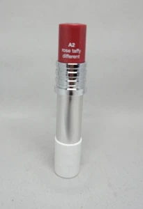 Lápiz labial Clinique Different A2 ROSE TAFFY tamaño completo nuevo - Imagen 1 de 2