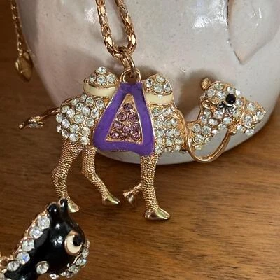 Betsey Johnson Esmalte Púrpura, Púrpura y Transparente Multi Facetado Estrás Camel Ne Foto 1 de 4