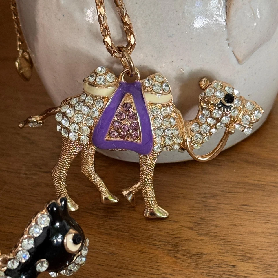 Betsey Johnson Esmalte Púrpura, Púrpura y Transparente Multi Facetado Estrás Camel Ne Foto 1 de 4