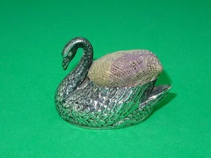ANTIKES STERLINGSILBER SCHWANENNADELKISSEN - B'HAM 1906 STIEFEL PURE DRUG COMPANY - Bild 1 von 6
