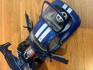 Dodge Viper GTS escala 1:18 - azul con rayas blancas - Imagen 1 de 5