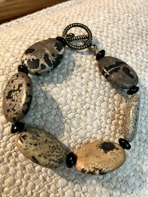 Pulsera de piedras de jaspe dálmata natural en detalles negros, tostados, marrones Foto 1 de 4