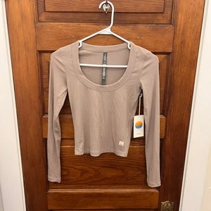Vuori Long Sleeve Pose Scoop Tee Graphite Size XS VW1104 $68 Women's NWT's - Picture 1 of 12