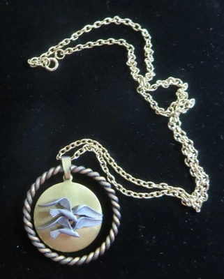 Vintage 1980's "Beach Style" Necklace Pendant Pewter Seagulls on Brass Jewelry Foto 1 de 4