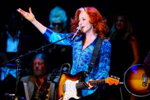 BONNIE RAITT - REFRIGERATOR PHOTO MAGNET 3"-5" - Picture 1 of 3