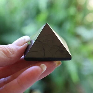 Pirámide de Shungita Karelia 40 mm 1,57 pulgadas MEJOR que Orgone EMF y protección 5G - Imagen 1 de 9