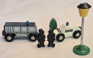 Coche de policía de madera vintage BRIO, furgoneta de la cárcel, 2 higos de policía poste de lámpara #33576 - Imagen 1 de 3