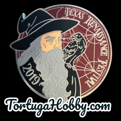 Prendedor del Festival del Renacimiento de Texas 2019 - Mago con cuervo negro Foto 1 de 2