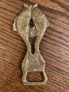 "Abridor de botellas de pescado dorado Koi de latón vintage vajilla figura coleccionable 4,5""" - Imagen 1 de 4