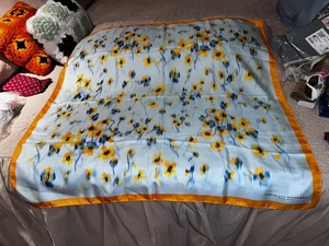 CAROLINA HERRERA NEW YORK FLORAL VINTAGE HAND ROLLED SILK SCARF 35” x 35” - Picture 1 of 6