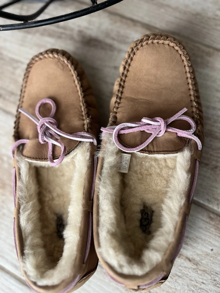 Zapatilla UGG Dakota para Mujer - Talla US 9 Mujer Usada, En Muy Buen Estado Foto 1 de 3