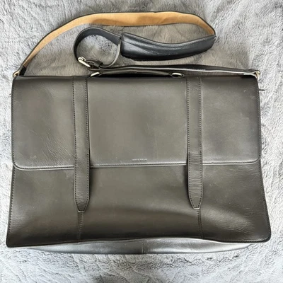 Cueca Cole Haan masculina Preston couro preto 17” x 12” x 3,5” - Imagem 1 de 4