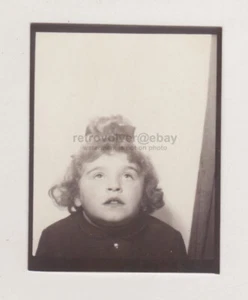 Curious Cutie Niña Impaciente en Fotomatón Mirando hacia arriba Instantánea Abstracta - Imagen 1 de 7