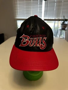 Chicago Bulls NBA Baseball Cap Leder schwarz rot OSFM Snapback (1996) - Bild 1 von 8