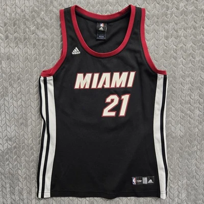 Camiseta deportiva para mujer Adidas Miami Heat #21 Hassan Whiteide negra y roja NBA4her grande” Foto 1 de 4