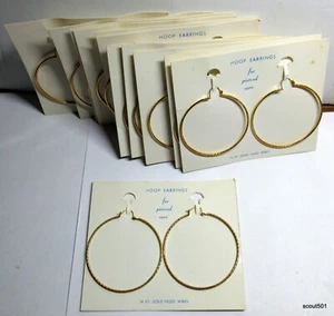 Lote 12 pares de aretes tipo argolla de alambre rellenos de oro 14K vintage de tienda de centavos años 60 sin usar, en caja - Imagen 1 de 6