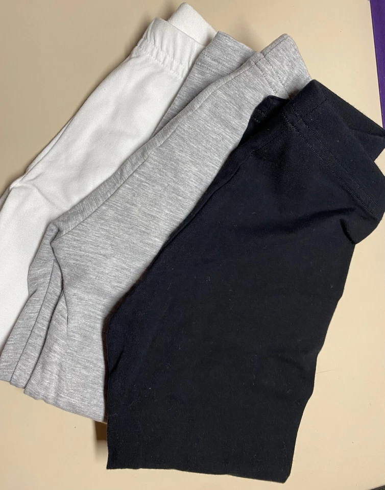 LEGGINGS AMERICAN APPAREL GIRLS 3 PARES TAMANHO 4 (1) cinza (1) branca (1) preta - Imagem 1 de 1