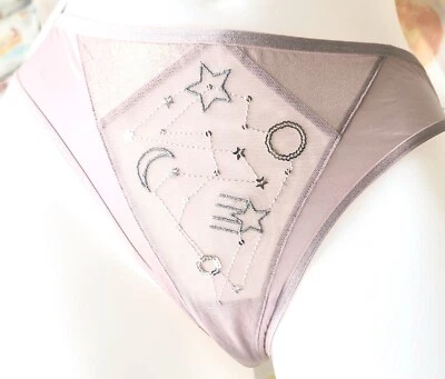 Panty Tanga Victorias Secret L Raro Vintage Lentejuelas Rosa 🌟 Estrellas Satén Cuerda  Foto 1 de 3