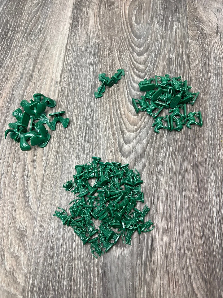 Lord of the Rings Risk Lotr Trilogy Board Game Replacement Green Pieces - Image 1 of 1