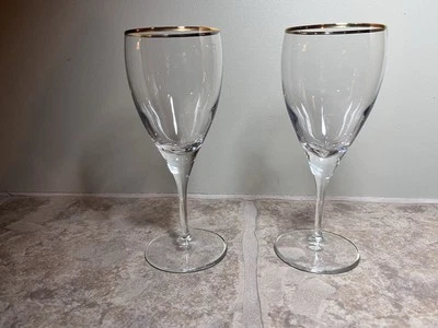 Conjunto de dois copos de vinho de cristal com aro dourado da Circleware - Imagem 1 de 4