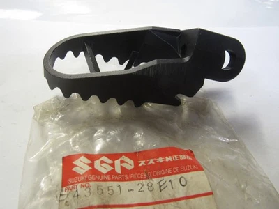Reposapiés derecho genuino Suzuki 93-98 NOS 43551-28E10 RM125/RM250/RMX250 Foto 1 de 2